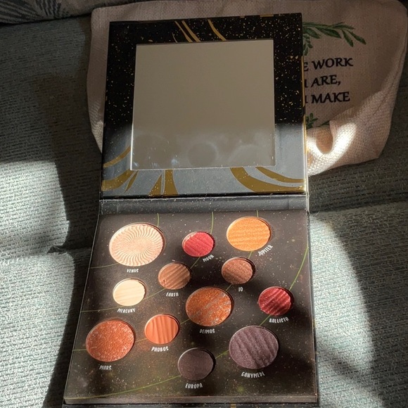 Makeup Bundle:  Brushes, Eyeshadow and small zippered bag NEVER USED - Picture 4 of 11